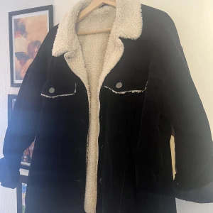 Manchesterjacka fodrad - Jättemjuk jacka i mörkblå manchester med vitt teddyfoder i storlek XL från Monki. Har fyra fickor och knappar, en perfekt höst/vårjacka.