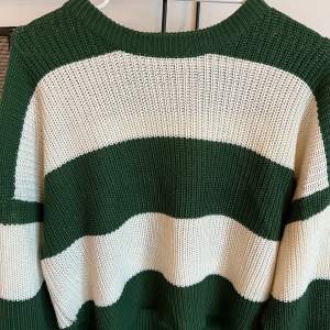 Jättefin grön/vit randig tröja från Stradivarius💚 Skicka meddelande för att köpa via ”köp nu”. Köpare står för frakt! 