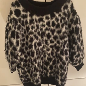 Trekvarts tröja - Säljer denna jättefina tröja fårn nakd i svart vit leopard mönster, som även är Trekvarts 