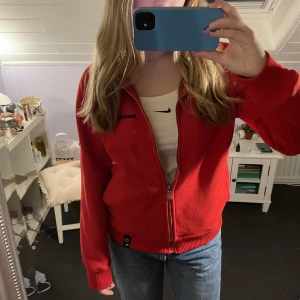 Röd zipup - Superskön röd zip up, i storlek L men sitter mer som S/M