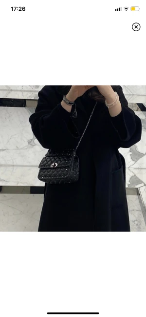 Valentino väska  - En ÄKTA valentino väska ! Har haft den i 2-3 år. Jag får plast med allt jag behöver i den tex som telefon,airpods,korthållare,bronzer och borste och läpp produkter o lite mer. Köpte den för runt 26 tusen ! 