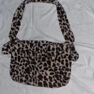 Väska - Väska, frakten på annonsen avstämmer ej!