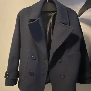 Kappa mörkblå - Säljer denna skitfina mörkblåa kappan i storlek S från design by si. Köptes i höstas men har absolut inga defekter. Skulle säga att den är i nyskick. 