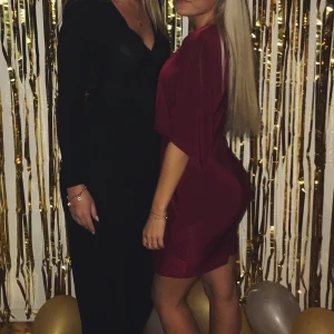 Vinröd klänning - Vinröd tight klänning med v-ringning & vida armar, sitter super fint på kroppen! En absolut favorit som tyvärr använts en gång & sen hängt i garderoben! Från boohoo i storlek uk 4 (32-34)!