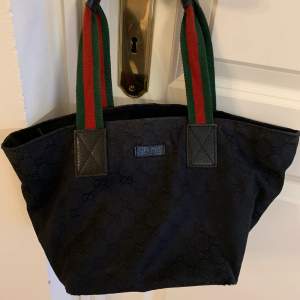 2100604. GUCCI bag, shopping bag, black, Italy. Äkta Gucci väska vintage   Mått h19xb36 djup18