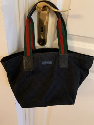 2100604. GUCCI bag, shopping bag, black, Italy. - 2100604. GUCCI bag, shopping bag, black, Italy. Äkta Gucci väska vintage   Mått h19xb36 djup18