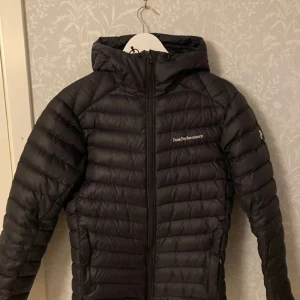Peakjacka herr storlek S - Peakjacka herr   Pris: 850kr  Färg: svart  Storlek: S  Endast en ägare!  En annars fin & varm jacka i bra skick