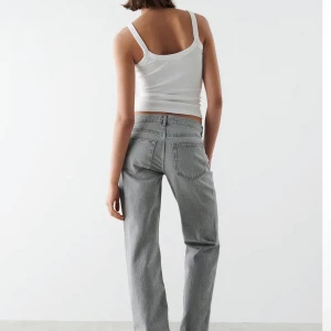 Säljer mina Gina Tricot jeans🤍 - Jag säljer dom för att dom är förstora för mig och sitter alldeles för löst🤍 använt 1 gång. Dom är i ny skick, priset kan diskuteras! Original pris 499kr ( st 38)