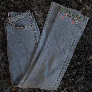 Super fina jeans i stretchigt material med broderade blommor längst ner. Står ingen storlek men passar bra på mig som är 170 och har w26