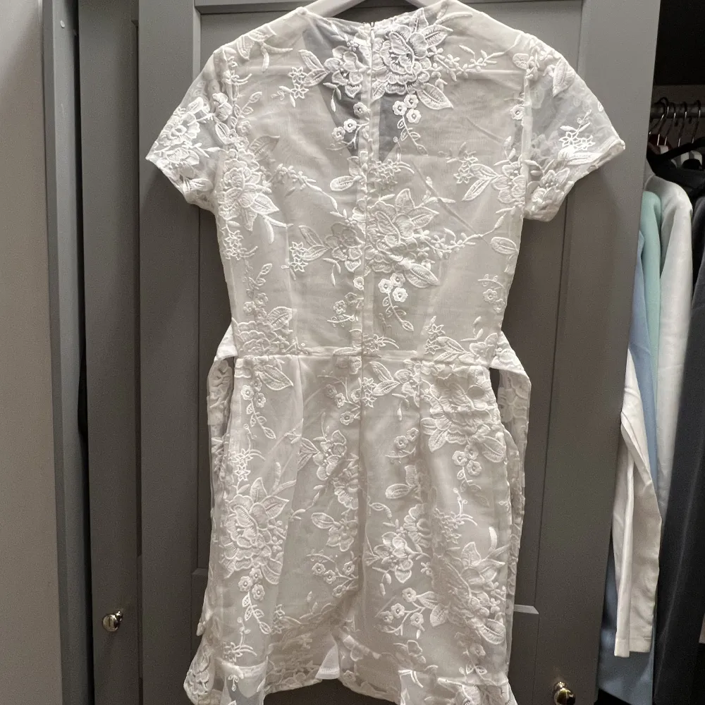 Säljer denna ursnygga vita klänningen som jag skulle ha haft på min student men det blev aldrig av :/ så den är som ny förutom att den har varit hängd i garderoben sen 2020. Hör er om ni ar andra frågor 💌. Klänningar.