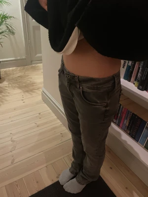 Lågmidjade jeans  - Super snygga lågmidjade gråa raka jeans! 