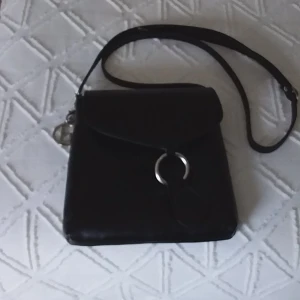 Axelrems väska  - Svart äkta läder.