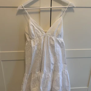 zara klänning  - Jätte fin oanvänd zara klänning 