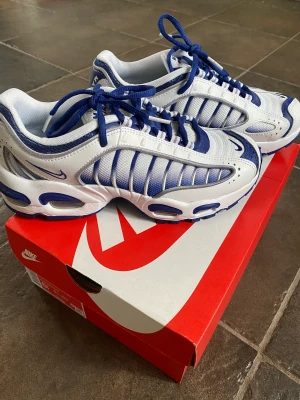 Nike Air Max Tailwind - Säljer mina älskade Nike Tailwind eftersom de inte kommer till användning. Jätte fint skick och knappt använda. Finns låda till