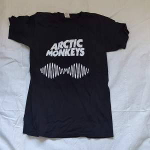 Jag säljer denna Arctic Monkeys t shirten för den används inte längre. skick 10/10