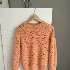 Stickad tröja  - Jättefin stickad tröja perfekt nu till våren! Den coralliga färgen visas inte jätte bra på bild. Säljer då den tyvärr har blivit för liten! 