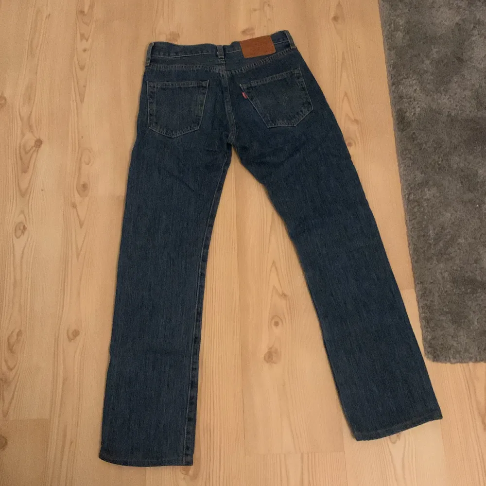 blåa 501 levis aldrig använda och köpte de helt nya. 28/32 men dom är lite större i midjan. Jeans & Byxor.