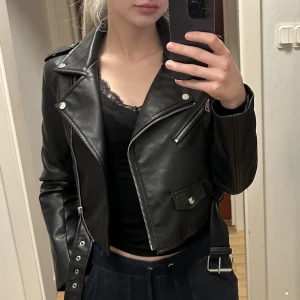Skinnjacka från Stradivarius - Helt ny skinnjacka från Stradivarius i storlek s! Aldrig använd mer än provat en gång