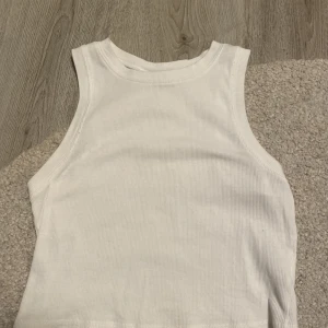 KORT LINNE - Linne från weekday Storlek M men passar även S 