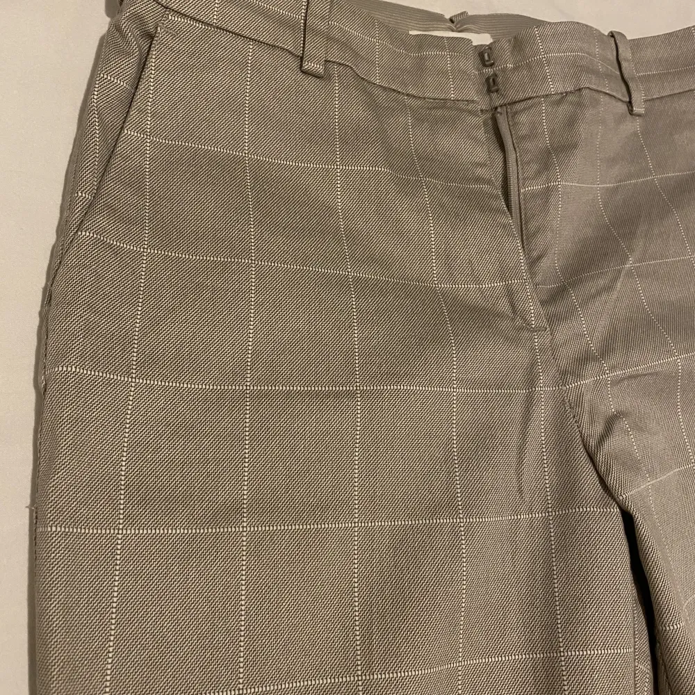 Jag är 165cm och de korta i modellen. Knappt använda, därav i bra kvalite. Inslag av brun, beige, grå och vit. För fler frågor skriv pm. Frakt ingår. Farkut & Housut.