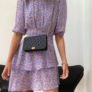 Adoore klänning - Superfin sommarklänning från Adoores SS20 kollektion. Storlek XS, fint insydd i midja med markerade axlar. Säljer för 800 kr.