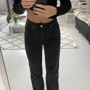 Svarta straight jeans - superfina svarta straight jeans från Chiquelle, passar till allt💫 i princip oanvända!💕 hör av er vid frågor, pris kan diskuteras vid snabb affär!