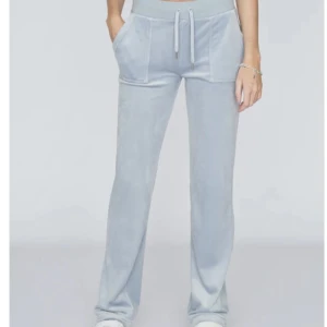 Blåa juicy byxor  - Säljer mina blåa juicy byxor, använda några fåtal gånger!  Priset kan diskuteras! Vid snabb affär köp direkt för 750💗