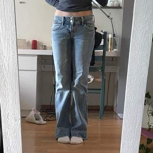 Lågminjade flared jeans i storlek 36 passar mig i längden för mig som är 166cm. Aldrig använda utomhus förutom nu när bilden togs. Kostade 300kr säljer för 200
