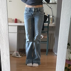 Hm flared low rise  - Lågminjade flared jeans i storlek 36 passar mig i längden för mig som är 166cm. Aldrig använda utomhus förutom nu när bilden togs. Kostade 300kr säljer för 200