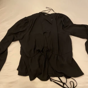 Blus  - Blus med snörning framtill. Storlek L aldrig använd.