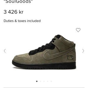 Nike Dunk High x SOULGOODSInk Nike Dunk High x  - Nike Dunk High x SOULGOODS Ink Nike Dunk High x  Nike Dunk High x SOULGOODS Ink Nike Dunk High x SOULGOODS öpt 2022/11 Skorna släpptes 26 november 2022   Skorna var inget för mig och vill nu sälja dessa  Gav 3200kr för dessa  Använda 1-2 gånger  Så är nya
