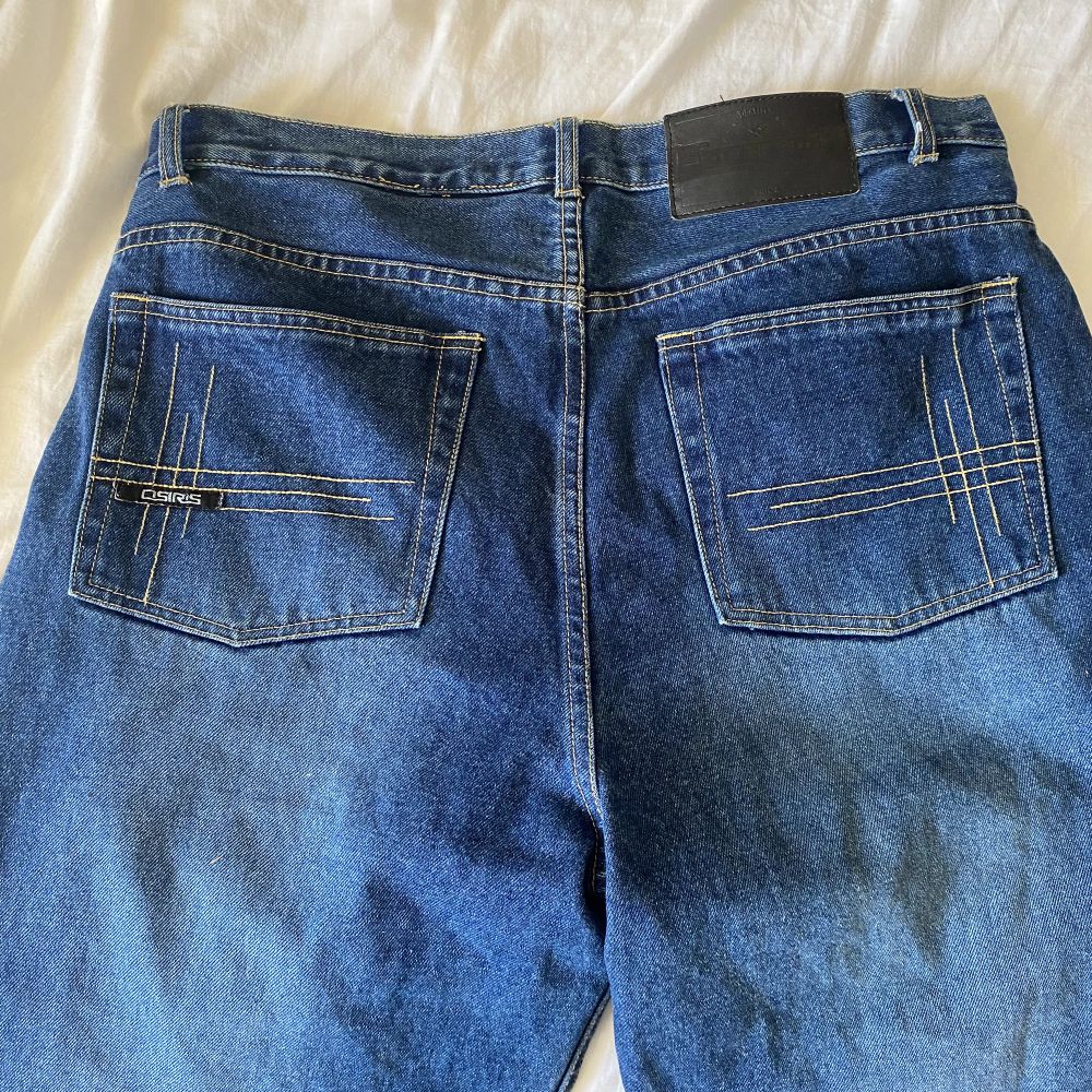 Skitskygga baggy skate jeans från skateboardmärket Osiris, vintage från 00-talet och mycket bra skick. Finns resår längst ner som kan vara bra att ha! Jag säljer pga att de var pyttelite för korta för mig och jag är 190cm 😊 perfekta baggy jeans!. Jeans & Byxor.