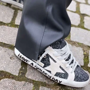 Golden goose sneakers  - Säljer min flickväns älskade golden goose skor i st 40. Har 39 i vanliga fall men dessa passar mig perfekt. Dessa är en Limited edition kollektion så går inte att få tag på nya längre tyvärr. Köpa för 4599kr på raglady. Har alla tillbehör. :) skick 6/10. 