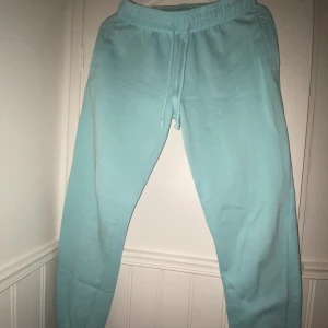 Turquoise sweatpants from cubus - Turkosa mjukisbyxor från Cubus med dragning och två sidfickor, mycket fin passform Storlek XS men passar mig som är S/M