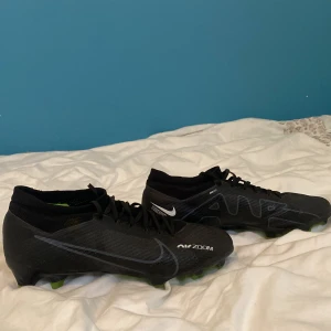 Nike air zoom - Det är fotbollsskor Nike air zoom som nypris är 1699kr. Storleken är 42,5 och är 9/10 bra skick! Budgivningen startar på 600kr. Dem är bara använda i nån månad.