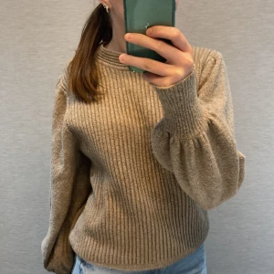 Stickad tröja  - Beige stickad tröja från Mango i storlek xs, passar mig som även har S. 