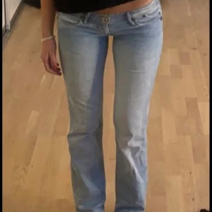 Replay jeans - SÅLDA Säljer pga att jag inte använder längre, skriv för fler bilder💖Innerbenslängd:79cm Midja (rakt över):37cm Midja (omkrets):80cm 💖 Måtten är mätta så bra som möjligt, kan skilja nån cm.💖 De är uppsprättade längst ner. Jag är 175💖TRYCK INTE PÅ KÖP DIRE