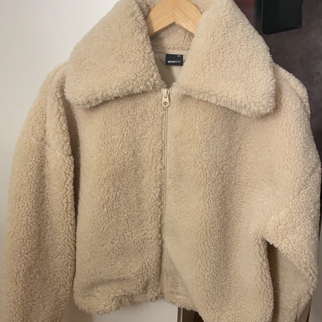 Darla teddy jacket Beige fluff - från Ginatricot - 90