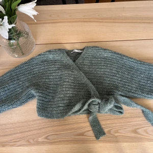 Grön stickad tröja - Grön omlottstickad tröja från Zara, Storlek S