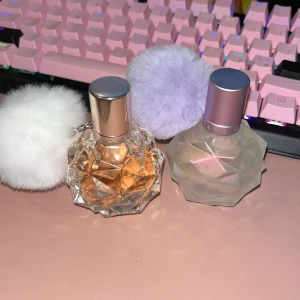 Ariana Grande parfym - ARI: Med framträdande noter som grapefrukt, liljekonvalj och marshmallow.  Moonlight: noter som Svartvinbär och plommon, pion, marshmallow, sandelträ, vanilj och ambra.  Säljer ARI för 300, moon för 300. Båda för 560kr. (tror jag har kartongerna kvar)