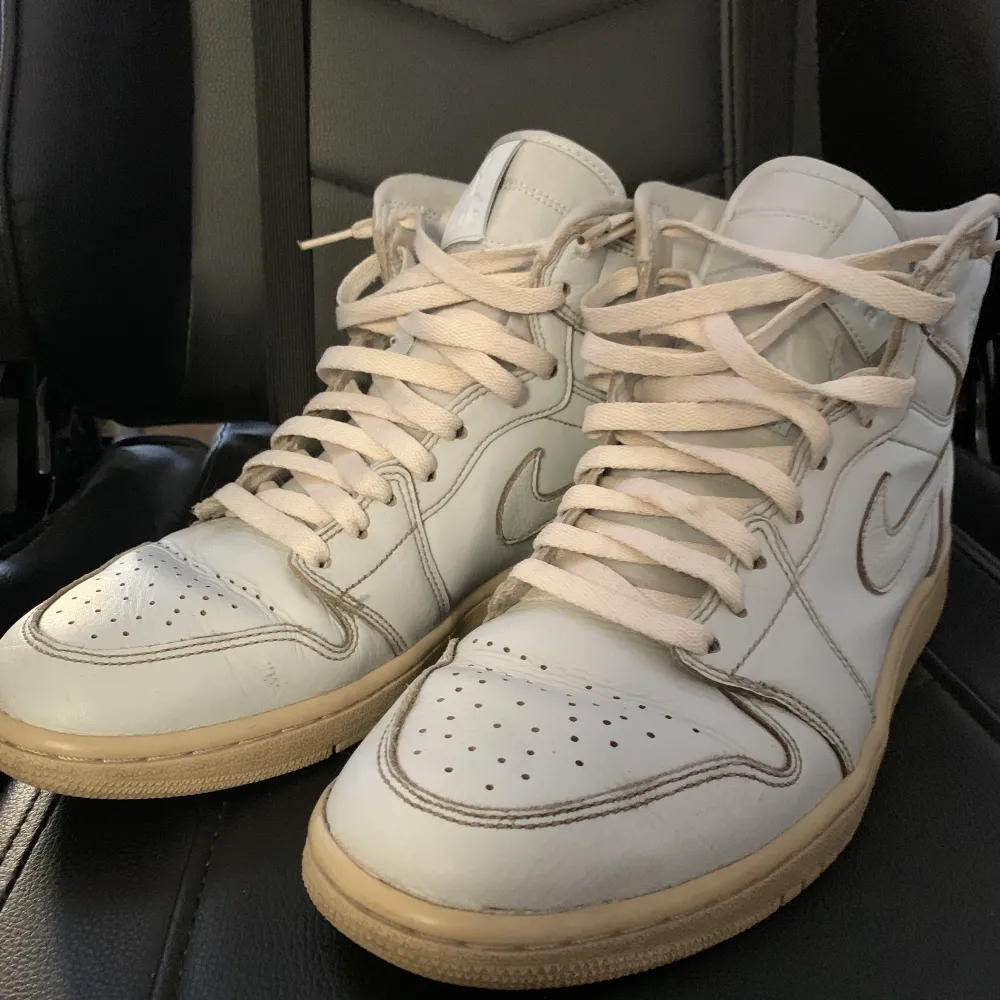 Jordan 1 Retro High Pure Platinum Desert sand från 2018. Lite mer sällsynt sko numera. Har en del heeldrag, starloss etc vilket man kan räkna med när skon är lite äldre men mycket liv kvar. Skriv ett meddelande vid funderingar eller fler bilder AA3993-030. Skor.