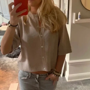 Stickad kortärmad kofta - INTRESSEKOLL! På min suppeeer snygga kofta från &other stories som passar till allt. Är sjukt osäker på om jag vill sälja den men om ett bra pris kommer på tal säljer jag den. Den är i en xs men passar en som är xs-m💕GÅR INTE NER I PRIS 