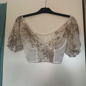 See-through topp - Sjukt söt topp från shein, tyvärr för liten för mig