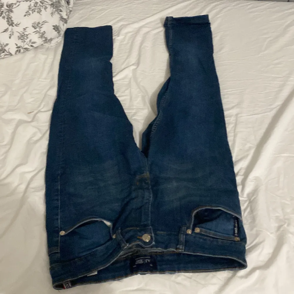 Äkta Armani jeans dm om ni är intresserade . Jeans & Byxor.