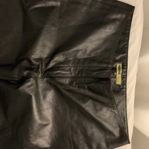 Skinnbyxa!! - Snygga men icke stretchiga… jag skulle säga att storleken är S för jag brukar ha M. De är vintage.