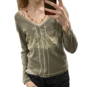 Tröja med tryck - Jätte fin långärmad med tryck på framsidan. Bredd: 47cm