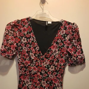 Klänning  - Klänning som ser som nya, används ett/två gånger bara