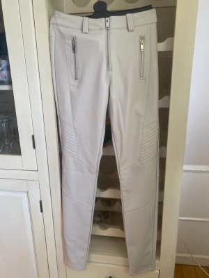 Nya naturvita skinny byxor - Helt nya oanvända naturvita skinny byxor från TOPSHOP