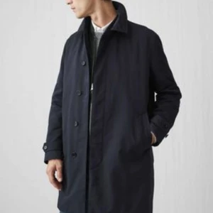 Rock - ARKET 2in1-asystem,tillverkad med funktionella tyger för att skydda mot vind och regn. Mörkblå  Den innehåller bomull och nylon som ger rocken vattenavvisande egenskap,är helfodrad,knälång och har stilren, dold knäppning framtill med två innerfickor