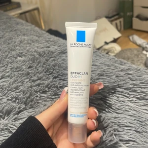la roche-posay  - säljer denna då jag köpt fel denna e som krämen men med färg i, som en bb cream fast bra till folk med acne  ny pris 200kr mitt pris 50kr